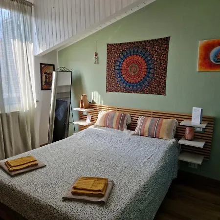 דירה Into The World *